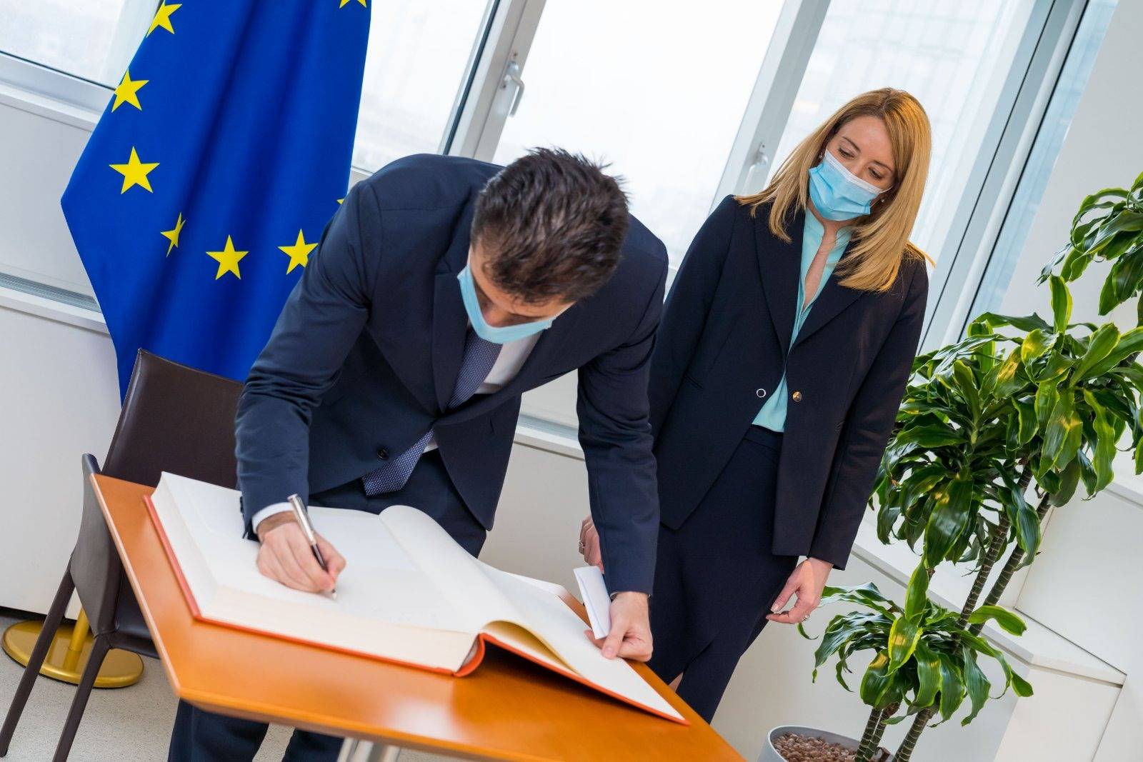  Кирил Петков и Роберта Мецола 